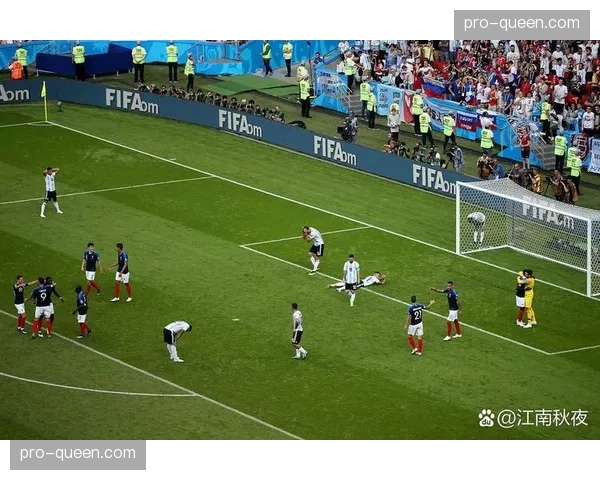 瞬间特写:点球被扑出后,皇家贝蒂斯整条后防线集体冲向门将庆祝 瞬间特写:点球被扑出后,皇家贝蒂斯整条后防线集体冲向门将庆祝