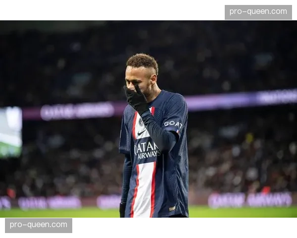 欧冠主题球迷活动在巴黎举行，姆巴佩人形立牌成热门打卡点